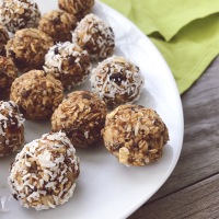 No-Bake Energy Bites with Vitamin C and Medjool Dates